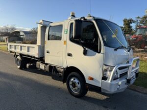 Truck Dual Cab Tipper Hino Car licence Manual 2014 117440km 1EQX882 SN1891