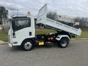 Truck Tipper Isuzu NMR GVM 5500kg Manual 2014 95588km 1JBQ680 SN1892